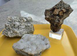 Periklin mit Apatit / Adular / Calzit 