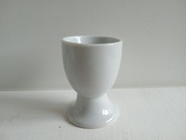 Klassischer Eierbecher aus weissem Porzellan