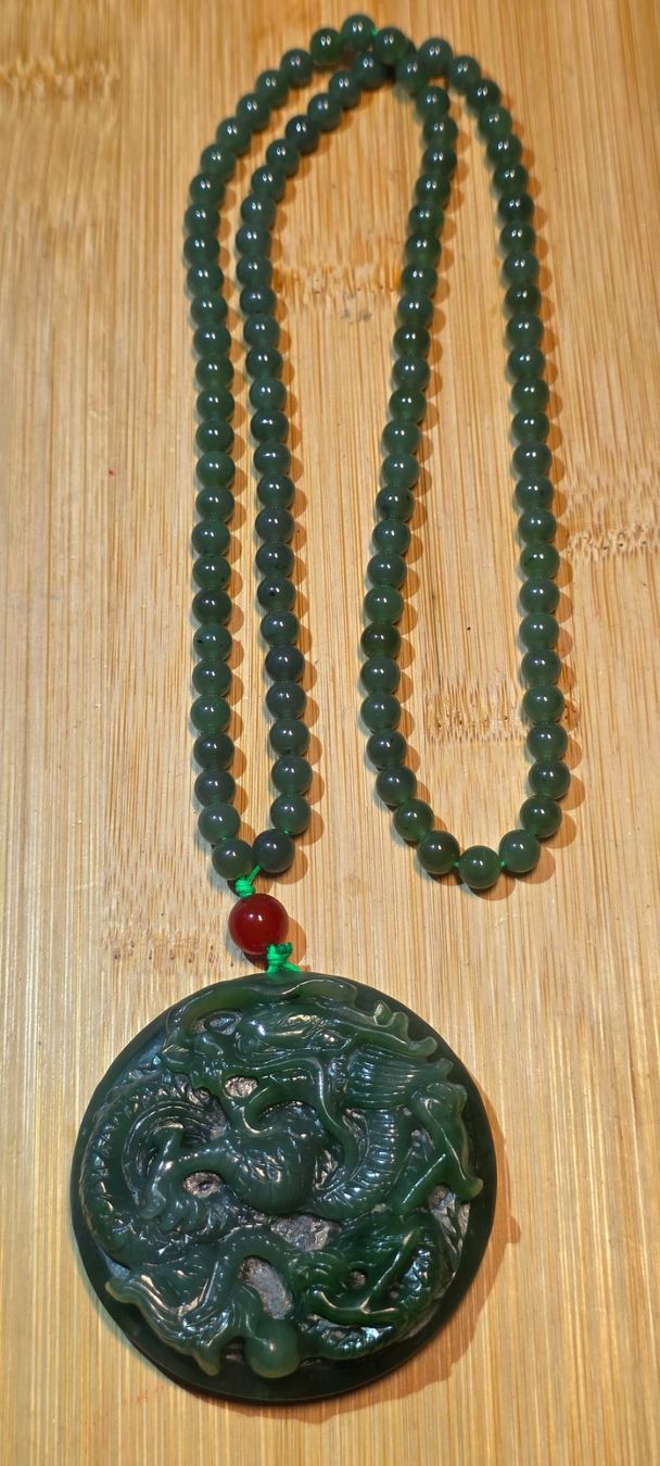 Minerali & Pietre curative: HQ Jadeit Drachen Amulett an Kette – Nuovo e nell'imballaggio originale da Matzingen venduto da Shay_Crystalz