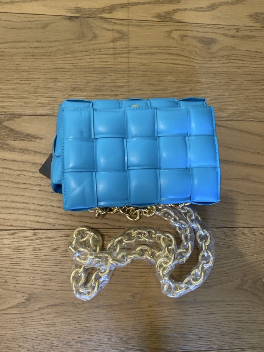 Borse da donna: Blaue Tasche mit Goldkette – Nuovo e nell'imballaggio originale da Châtel St Denis venduto da kel_bhn8