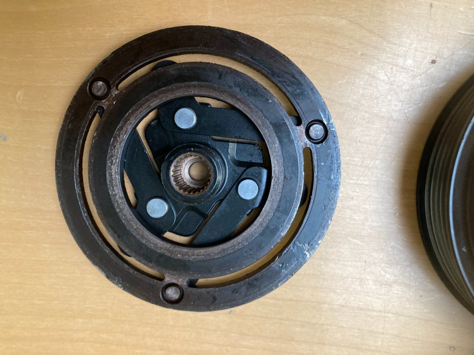 Jeep Tutti pezzi di ricambio auto: Jeep Compass Klimakompressor Kupplung K68245673AA – Usato da Cham venduto da WB2223 3