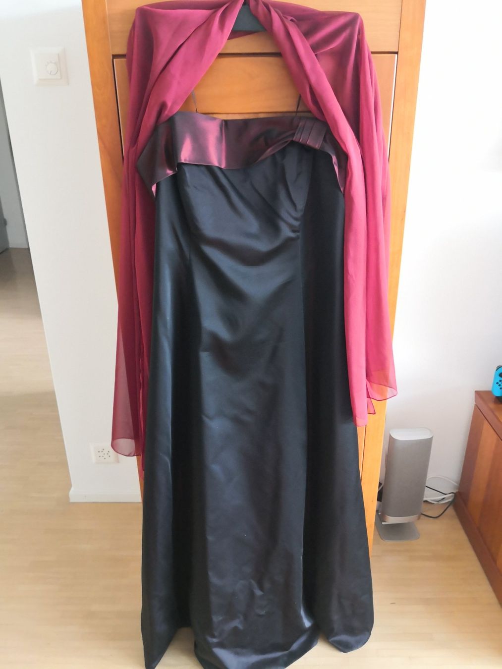 C&A Kleider: Abendkleid in Schwarz/Dunkelrot, Gr. 42 – Gebraucht aus Wädenswil von coconut1289 3