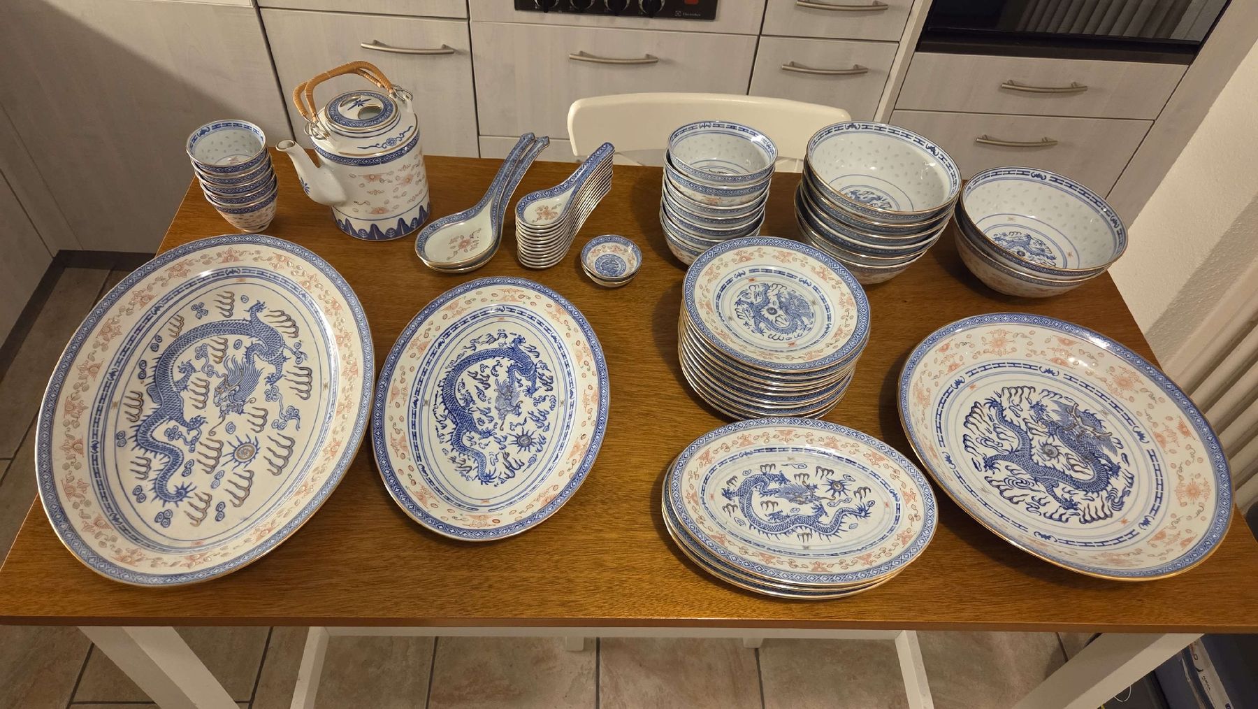 Set di piatti: Wunderschönes chinesisches Geschirr-Set 61-teilig – Usato da Schinznach Bad venduto da webser