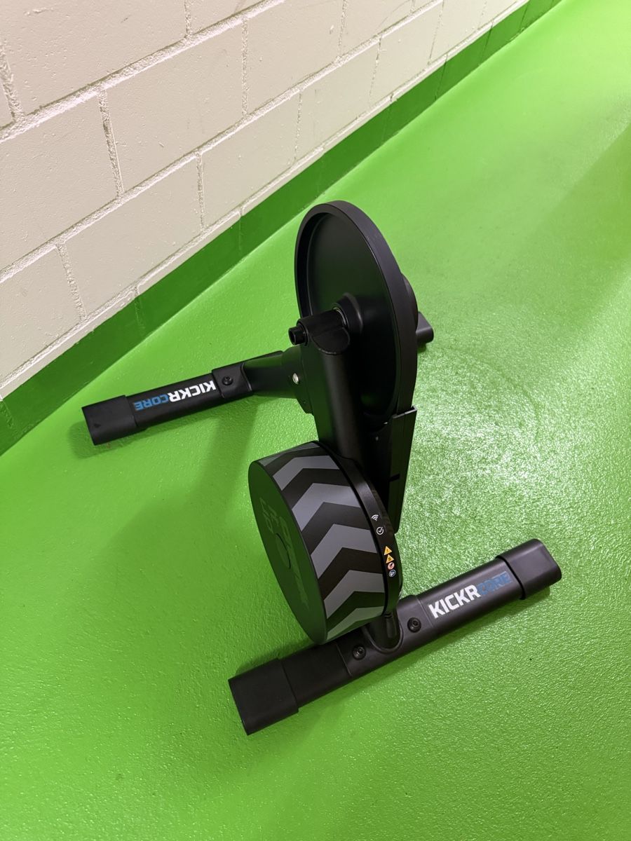 Wahoo Hometrainer: KICKR CORE 2 Smart Trainer mit ZWIFT Cog/Click Smart Trainer – Nuovo (secondo la descrizione) da Heerbrugg venduto da 89Luka 1