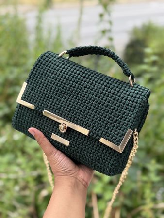 Sac à main crochet vert foncé avec chaîne dorée neuf