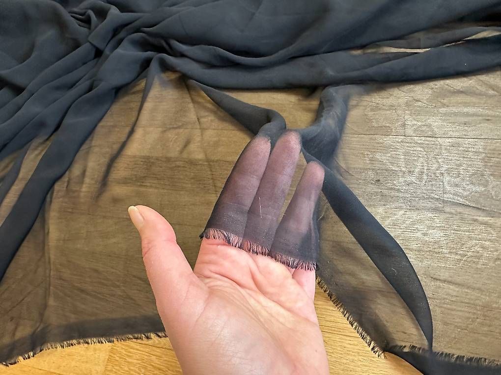 Tessuti: Schwarzer Chiffon  fein & transparent  1,7 m – Usato da Zumikon venduto da luthien1805 2