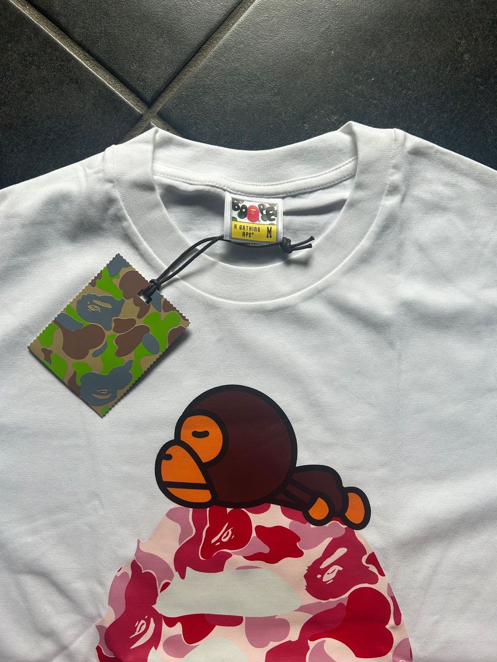 Bape T-shirt: BAPE Big Ape Head Tee Blanc/Rose Camo – Nuovo e nell'imballaggio originale da Le Locle venduto da Diabolo11 1
