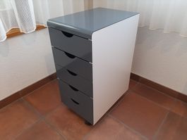 Metall-Korpus mit Schubladen, auf Rollen