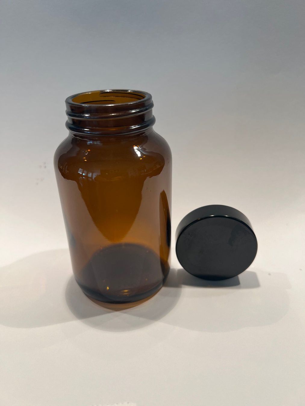 Apparecchiature e tecnologia a gas: Weithalsflaschen aus Glas braun mit Deckel 200 ml – Usato da Unterentfelden venduto da Space463 1