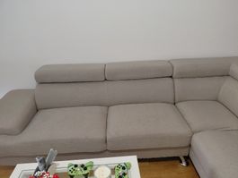 Ecksofa Stoff hellgrau mit Defekt an der Unterkante,unten