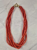 Collier ancien composé de plusieurs rangs de corail rouges