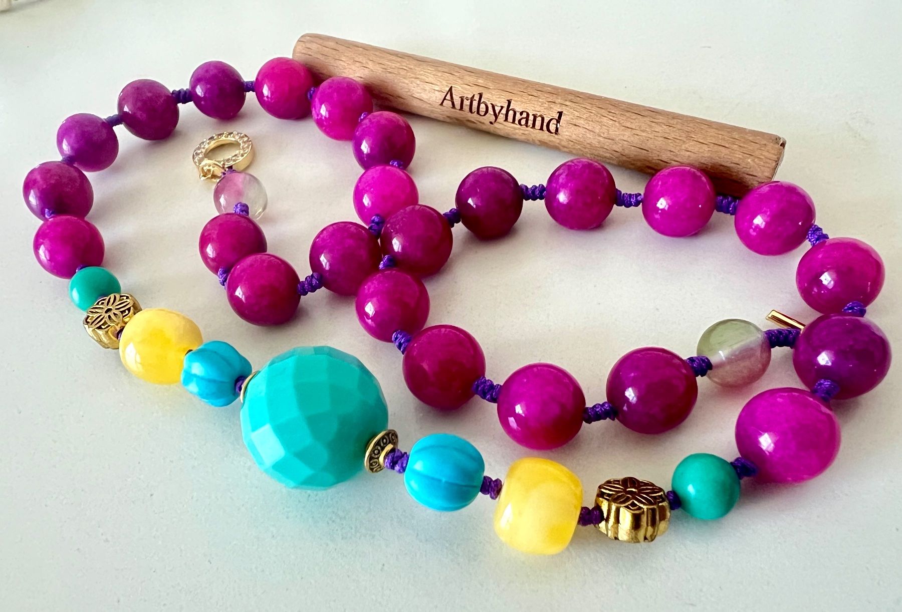 Catenine: Farbenfrohe Boho-Kette mit Pink Jade, Howlith & Fluorit 56cm – Usato da Ruswil venduto da artbyhand