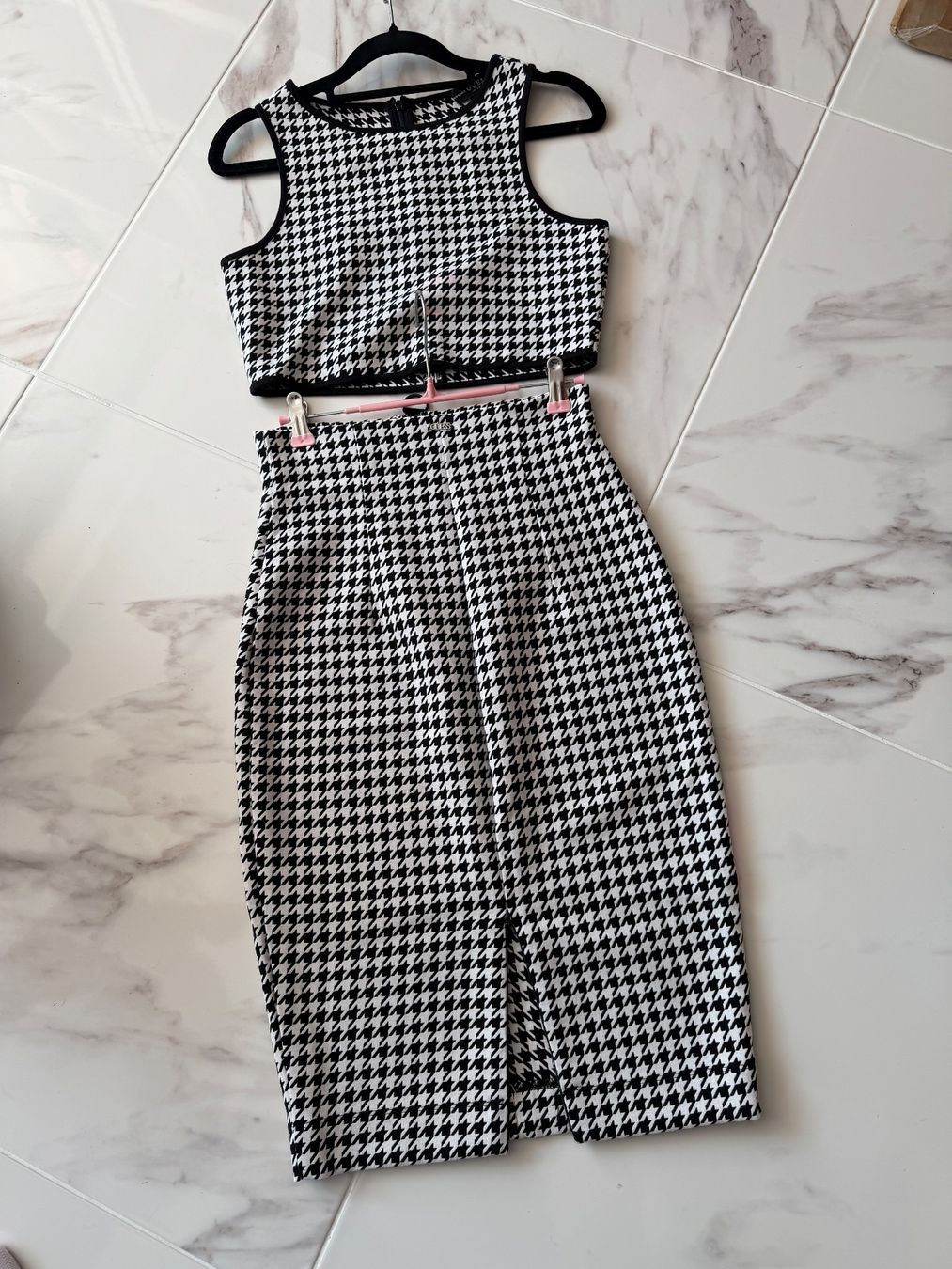 Guess Lotti di vestiti: Guess Houndstooth Set, Rock mit Schlitz, Grösse 34/36 – Usato da Arch venduto da ellaisa84