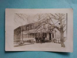 UNBEKANNT Wohnhaus mit Anbau und Bewohnern