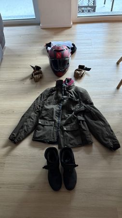 Ensemble moto complet: casque, veste, gants et bottes.