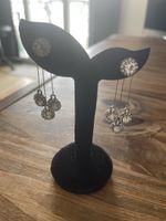 Jolies boucles d’oreilles avec jolies pierres neuves