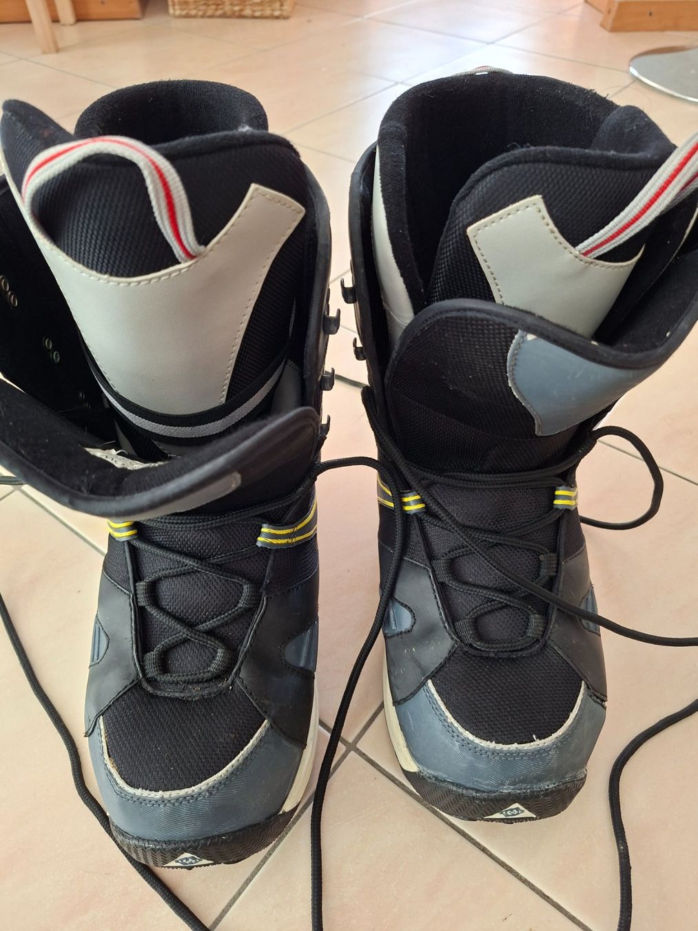 Scarpe da uomo: Bottes de snowboard Morrow, pointure 45-46 – Usato da Cheseaux sur lausanne venduto da Asergio