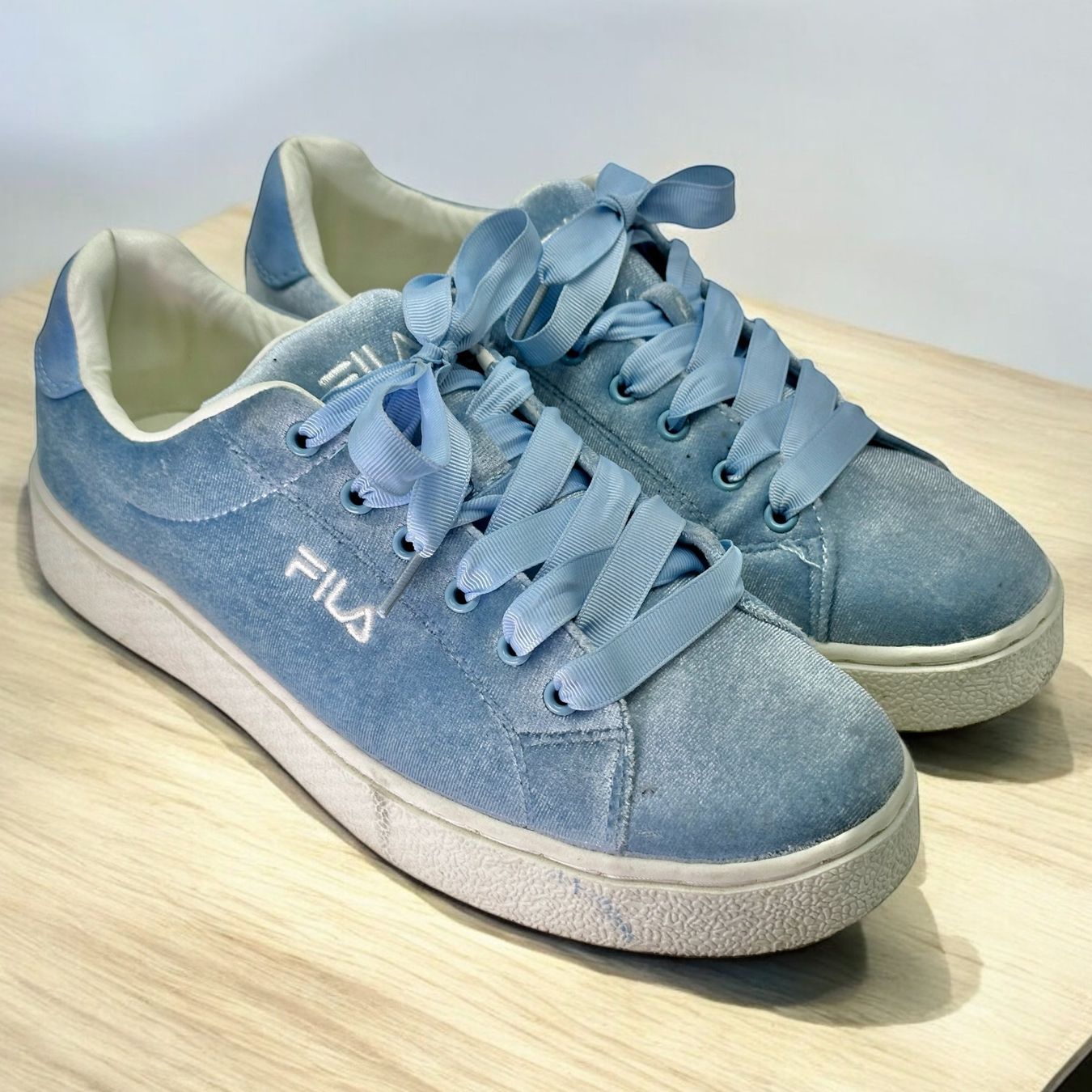 Fila Scarpe da donna: Baskets Fila Velours Bleu Clair. Pointure 40 – Usato da Morges venduto da Auct
