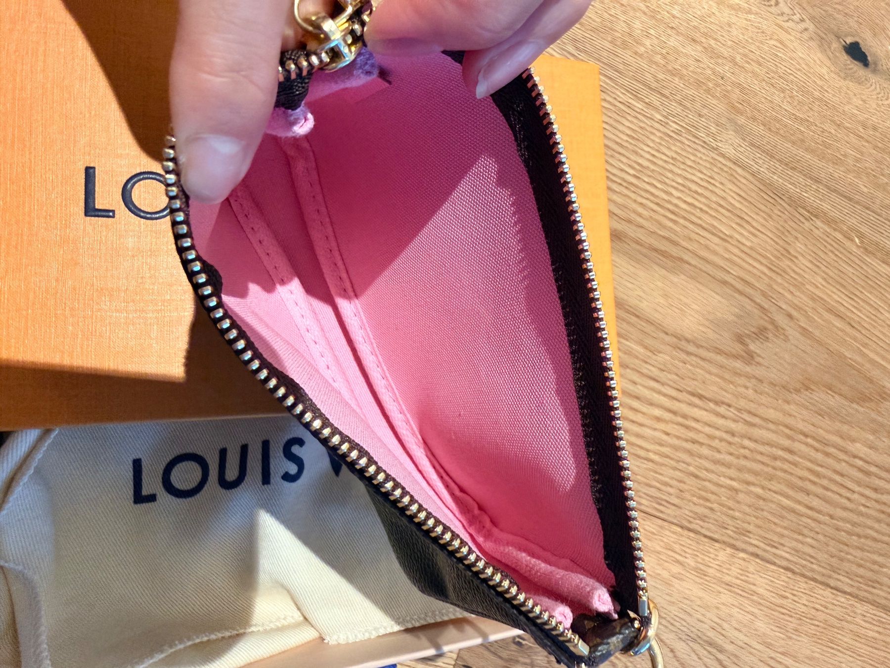 Louis Vuitton Taschen für Damen: 100% ORIGINAL LOUIS VUITTON MINI POCHETTE SPECIAL EDITION – Gebraucht aus Küssnacht am Rigi von Grittibaenz 5