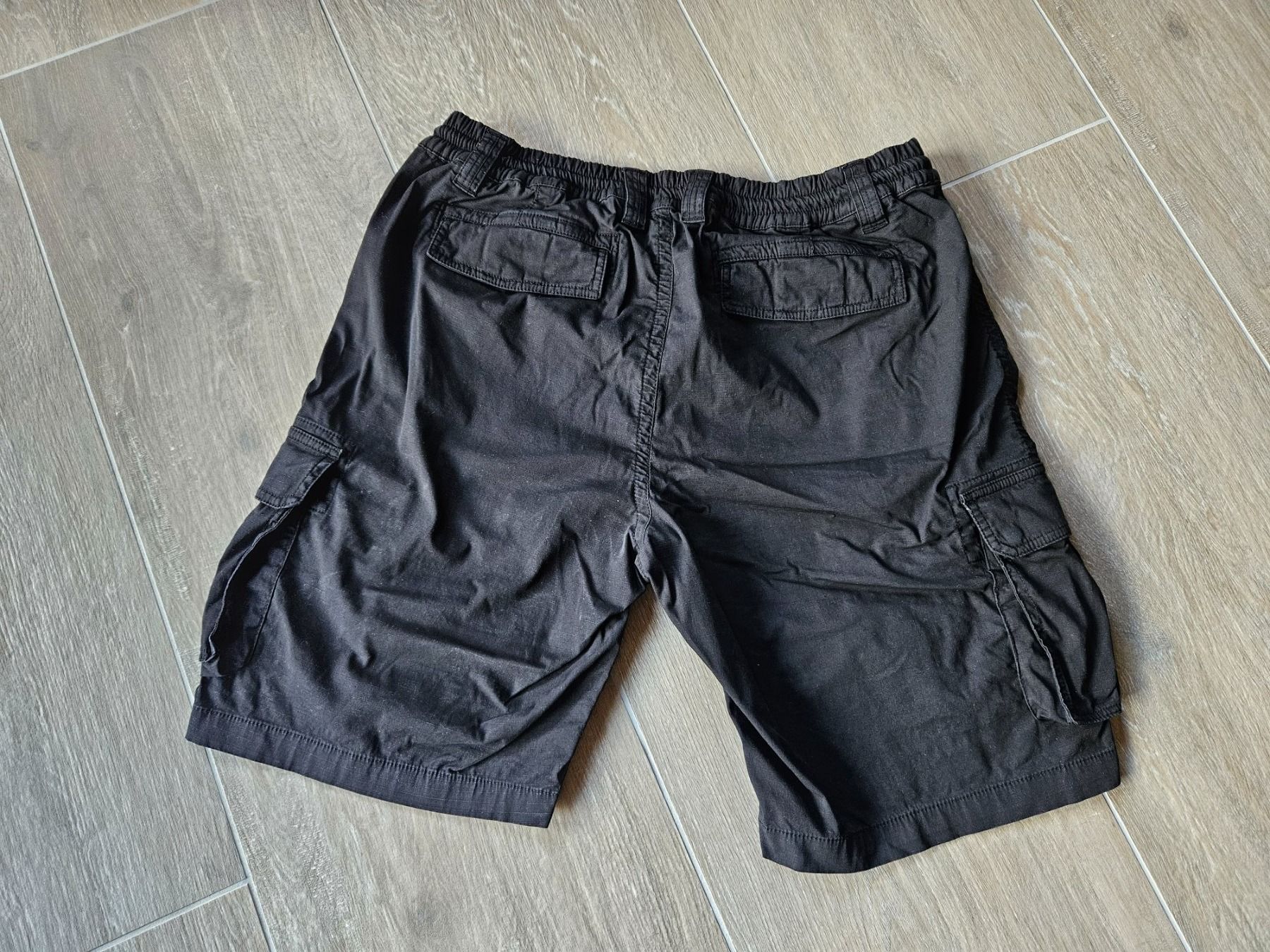 Pantaloni: Short cargo HYDROGEN (36) – Usato da Arveyes venduto da sape.online 1