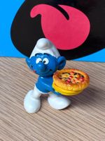 Schlumpf mit Pizza