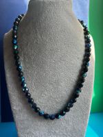 Halskette, schwarz mit blauem Schimmer