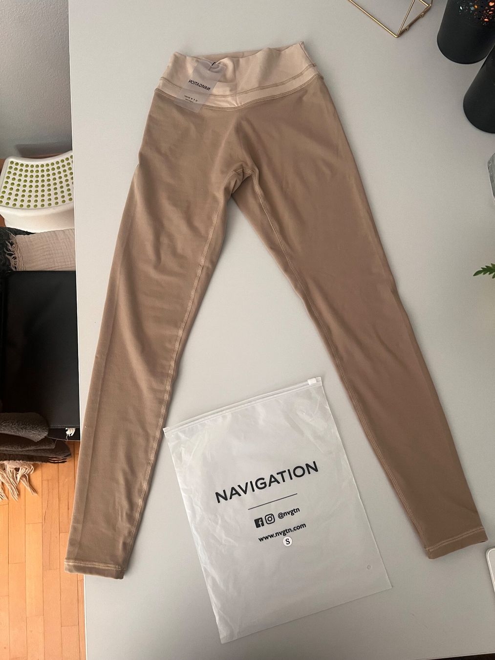 NVGTN Leggings: NVGTN Canvas Aera Form Leggings S – Nuovo e nell'imballaggio originale da Riehen venduto da fab_zz85