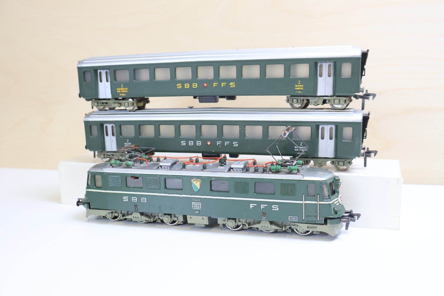 Fleischmann Modellini di ferrovie: Fleischmann SBB Ae 6/6 & Personenwagen - DC H0 – Usato da Winterthur venduto da Monstera 2