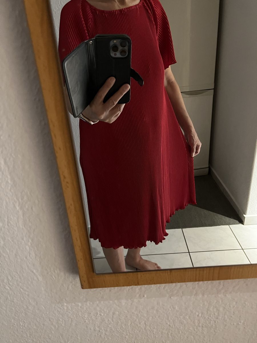 Kleider: Rotes Kleid Grösse XL  Gefaltet – Neu und originalverpackt aus Siebnen von toshi123