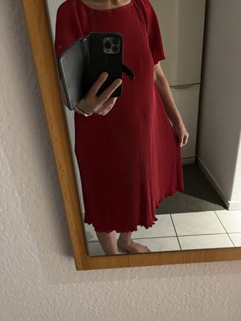 Rotes Kleid Grösse XL  Gefaltet