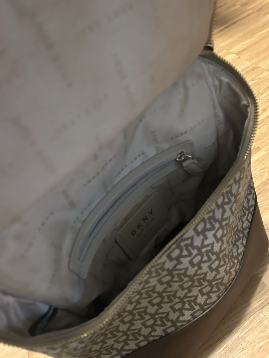 DKNY Zaini: DKNY Rucksack Handtasche, braun, Canvas – Usato da Nebikon venduto da icon.vintage 3
