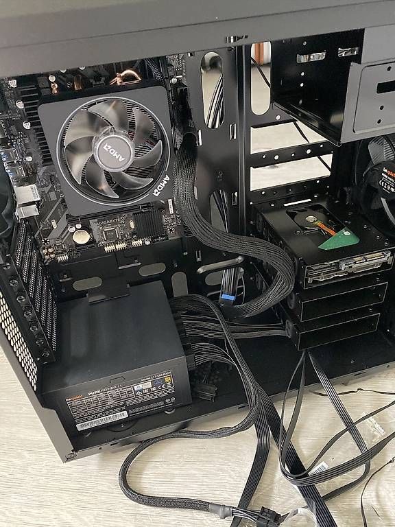 PC: Gaming PC / RYZEN 7 / RTX 2060 / 32GB RAMM – Usato da Winterthur venduto da ozl_8jf2