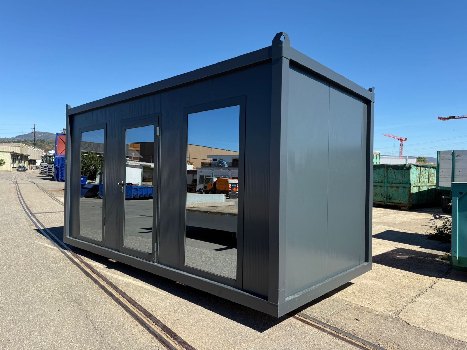 Contenedor modular de oficina, obra o tienda agrícola con puertas acristaladas – 5 × 2,40 m detalle 1