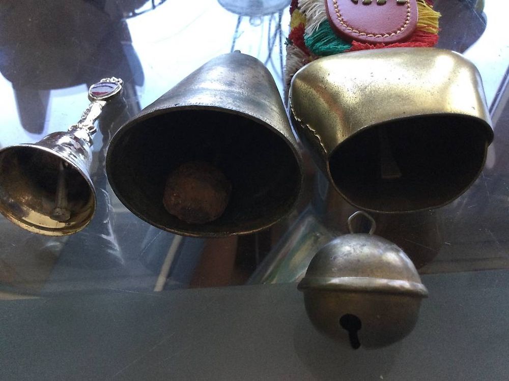 Campanacci mucche: 4 x Glocken zusammen – Usato da Zürich venduto da ABBA58 1