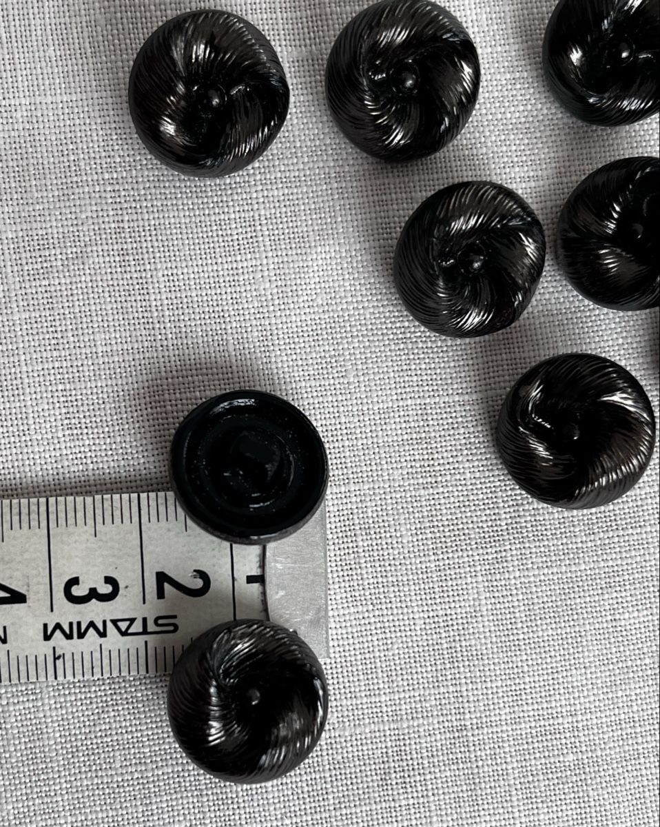 Bottoni: 14 Stk. vintage schwarzbraune Glasknöpfe – Usato da Sirnach venduto da Gozogo 3