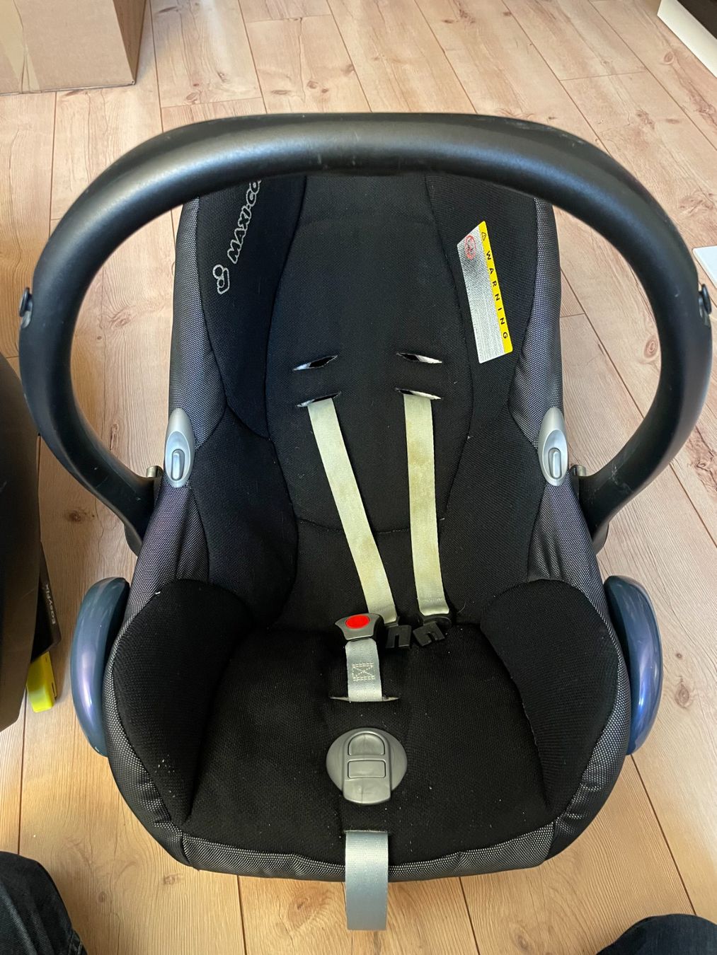 Maxi-Cosi Seggiolini per auto: Maxi-Cosi Babyschale mit Isofix-Plattform – Usato da Birmensdorf ZH venduto da Thomas_82
