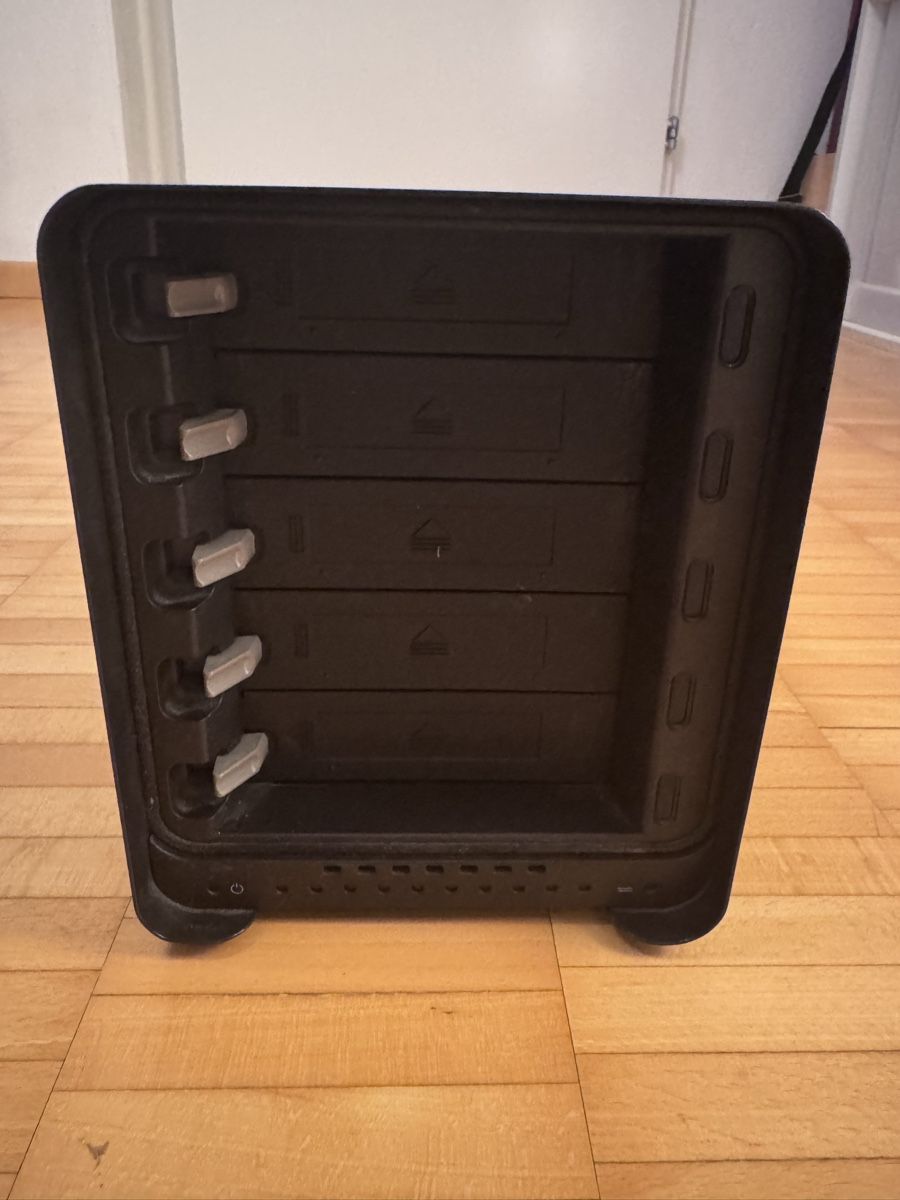 Drobo Disques durs: Drobo 5D3 RAID Storage, guter Zustand – D'occasion à Stallikon par Citizen_Kane 1