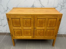 Antikes Massivholz-Sideboard / Kommode mit Schlüssel