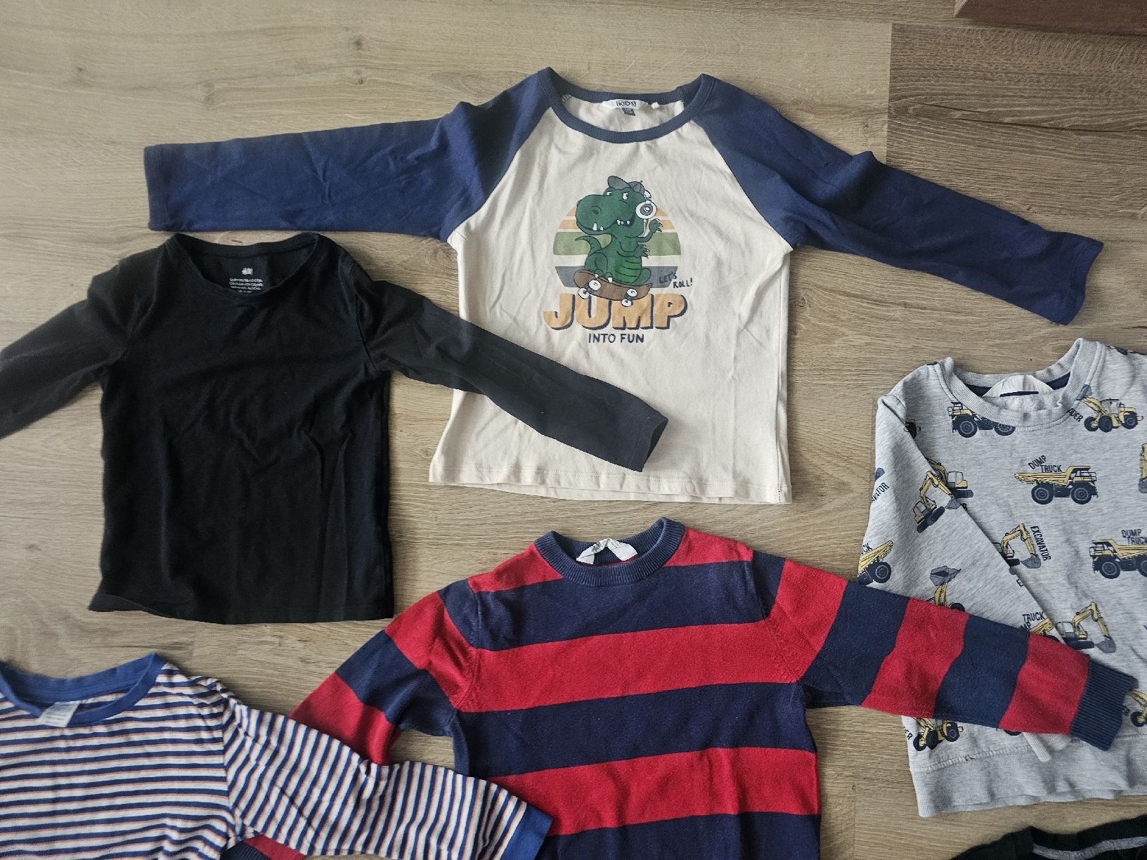 Lotti & Set di vestiti: Kinder Kleider gr 110/116 – Usato da Grosshöchstetten venduto da Qenko 1