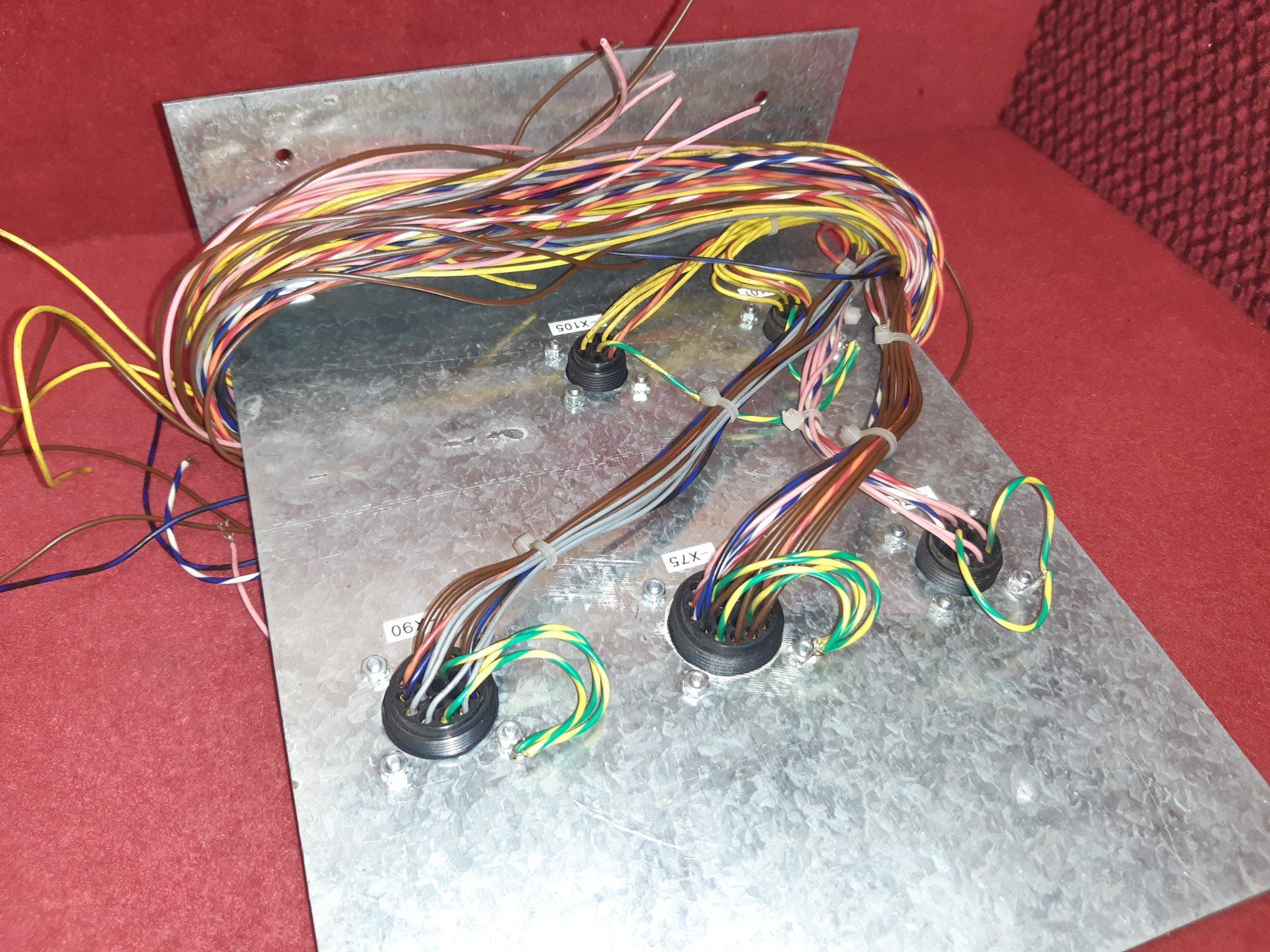 Fiches d'alim.: Stecker Tafel, Steckebuchsen auf Halteblech – D'occasion à Lohn-Ammannsegg par Molch7 2