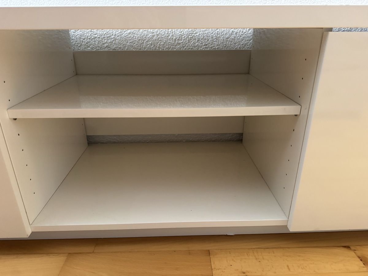 Ikea Mobili TV: TV-Möbel weiss mit Tablar 160cm 42cm 45cm  – Usato da Therwil venduto da Wichura 1