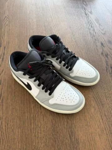 Nike Scarpe da uomo: Nike Jordan 1 Low Light Smoke Grey – Taille 43 – Usato da Lausanne venduto da skayfasano