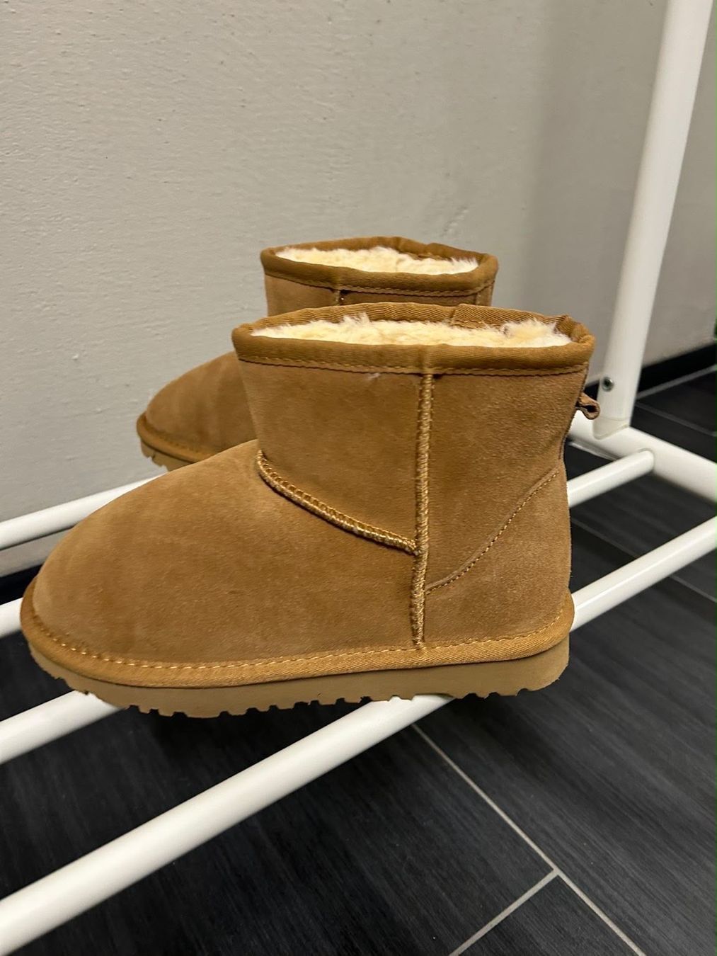 Scarpe per ragazze: Lammfellschuhe ungetragen – Nuovo (secondo la descrizione) da St. Margrethen SG venduto da Buco1981 2