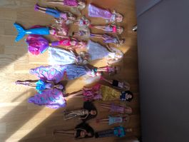 Jede Menge Barbie Puppen