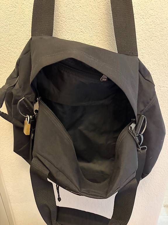Zaini: Eastpak Rucksack Reisetasche Schwarz – Usato da Winterthur venduto da sto_n6lj 4