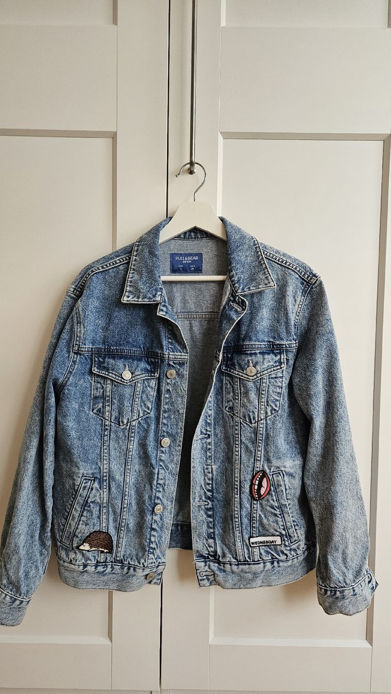 Pull&Bear Giacche: Pull&Bear Jeansjacke mit Patches, Grösse S – Usato da Wetzikon ZH venduto da ELIVNE