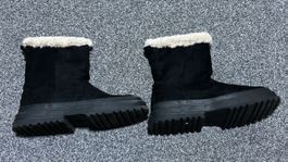 Schwarze Winterstiefel aus Kunstfell – Größe 36