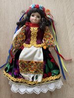 Porzellan Sammlerpuppe in traditioneller Tracht – Vintage