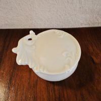 Weisses Porzellan Döschen mit Deckel.