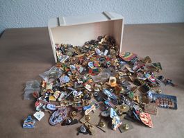 a/ 300+ Pins mit Verschluss. Viele Raritäten aus den 90igern